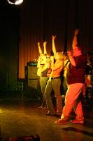 IMG_1412 und selbst der etwas wohlbeleibtere Snger schwingt behende das Tanzbein wie ein junger Gott